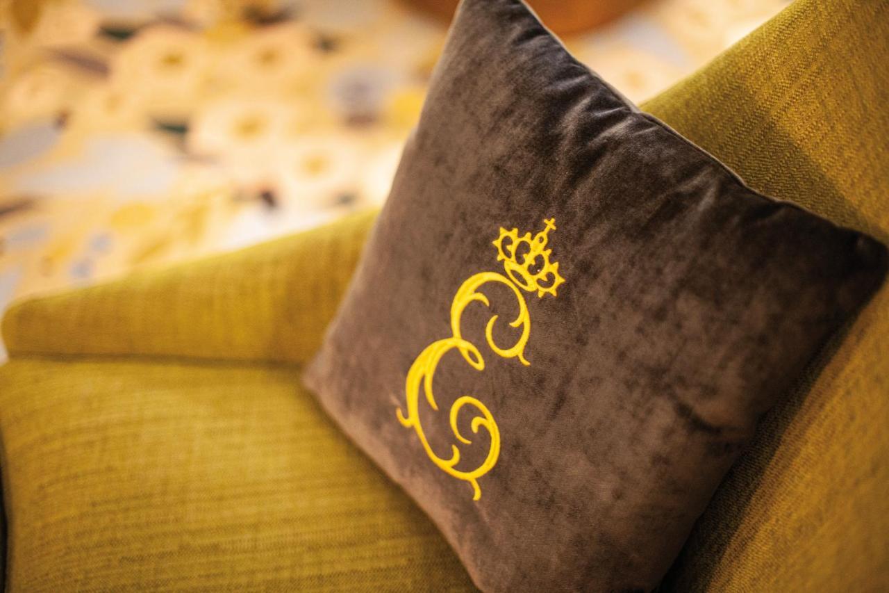 Hotel-Restaurant Erbprinz Ettlingen Kültér fotó The hotel's logo on a cushion