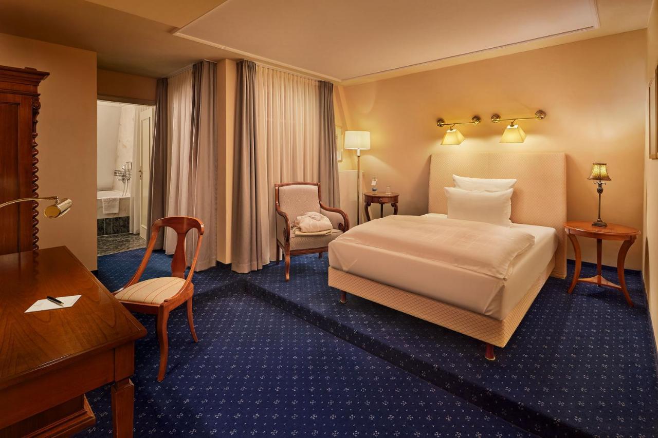 Hotel-Restaurant Erbprinz Ettlingen Kültér fotó A room at the Hotel de France