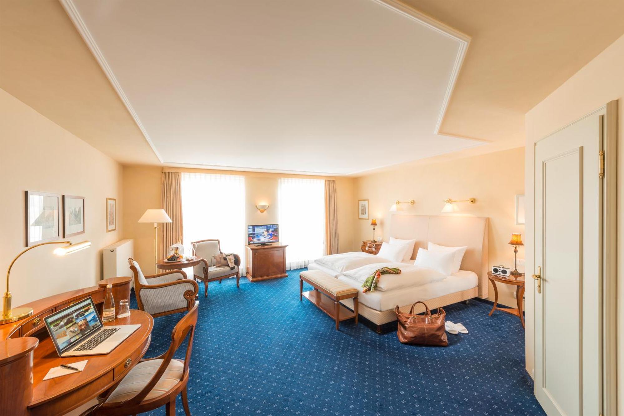 Hotel-Restaurant Erbprinz Ettlingen Kültér fotó A typical room at the Hotel Atlantic