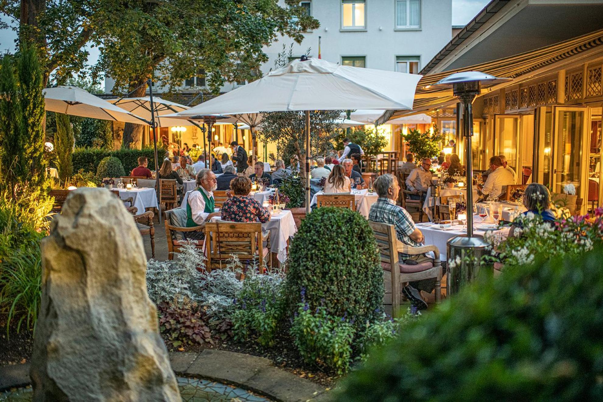 Hotel-Restaurant Erbprinz Ettlingen Kültér fotó The restaurant's garden