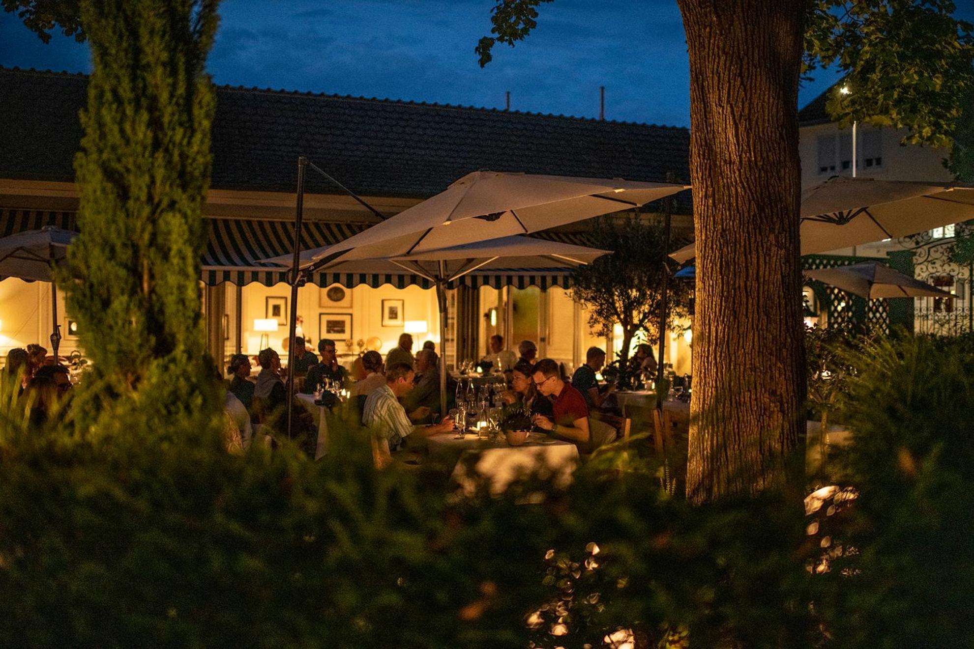 Hotel-Restaurant Erbprinz Ettlingen Kültér fotó The restaurant at night
